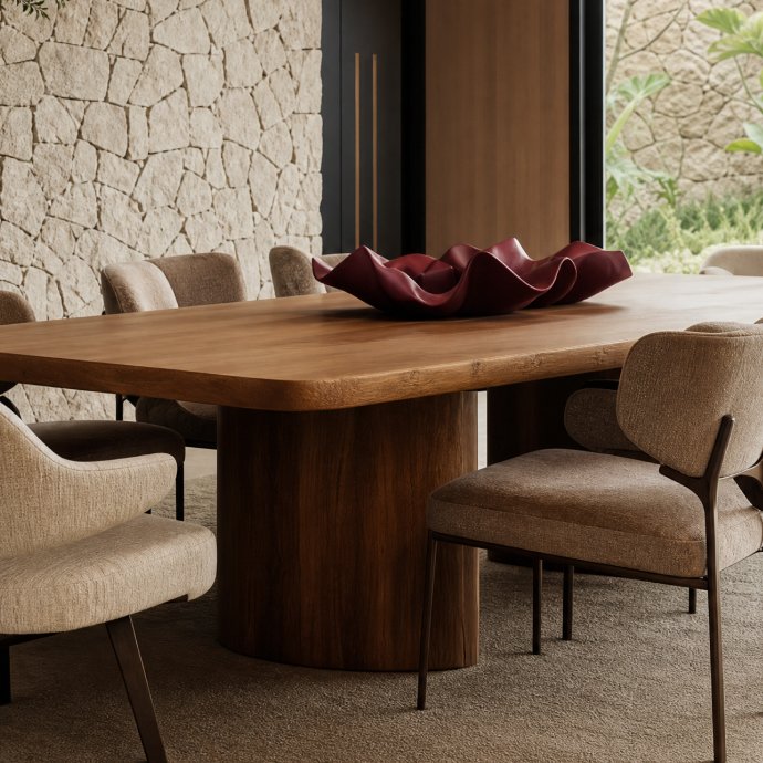 Mesa de jantar de madeira e cadeiras estofadas junto à parede de pedra